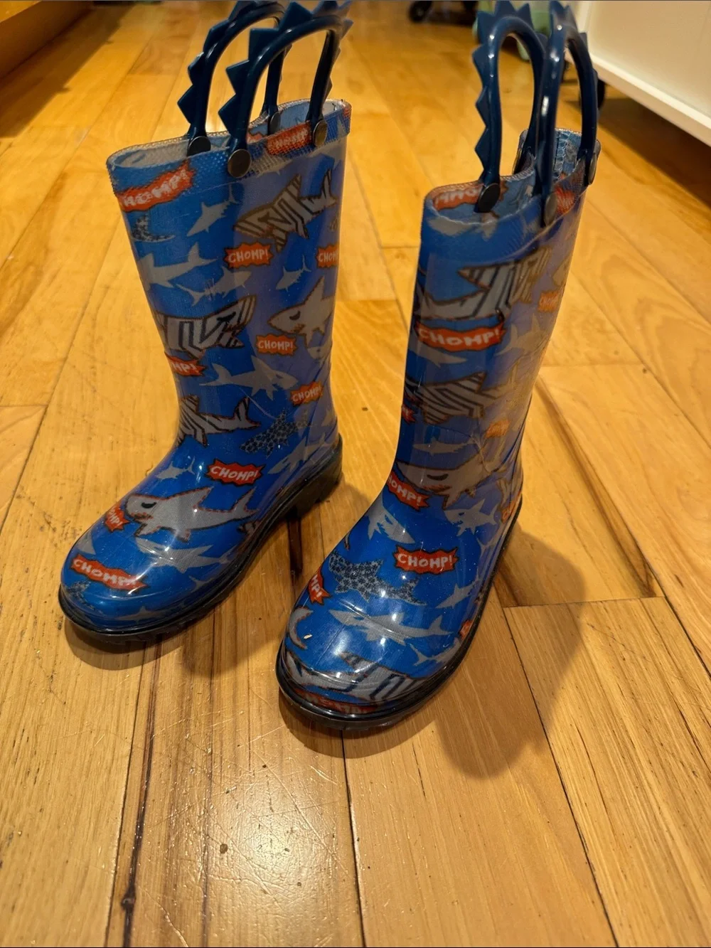 Children's Blue size 7/8 Light up Shark-Print Rain Boots with Easy Pull Handles